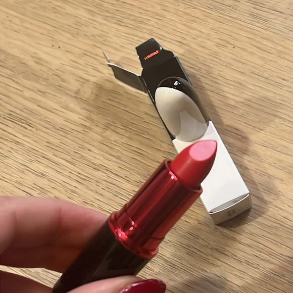 LE Mac Disney Cruella Matte Lipstick - Bright Red - Picture 6 of 6